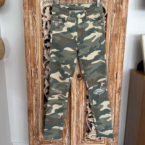 Mother High Waisted Looker Ankle Fray in See Me